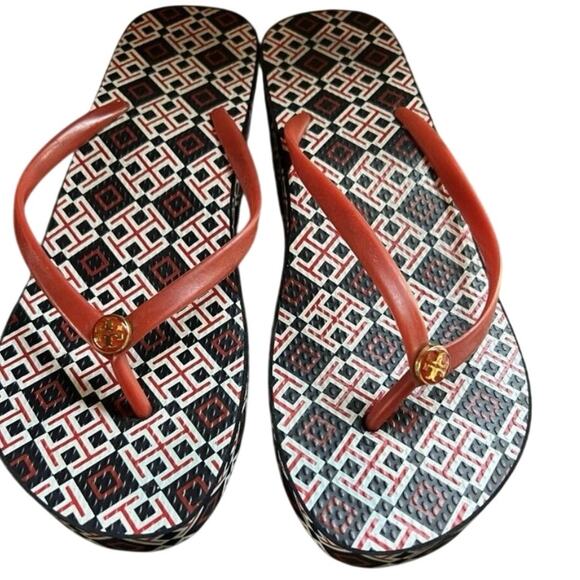 Tory Burch Thandie Wedge Flip-Flops, brand's geometric logo print. Size 9.5 - Picture 4 of 8